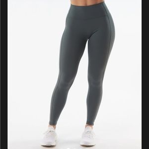 Alphalete Kinetic Legging size small in porcelain grey